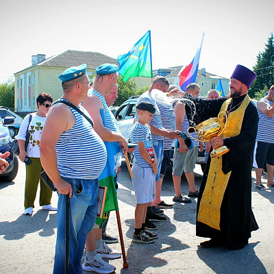 Благочинный Семеновского округа принял участие в митинге, посвященном Дню ВДВ