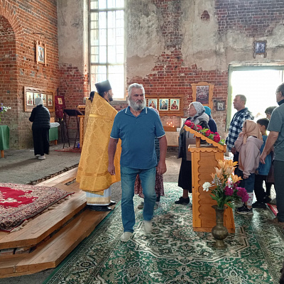 В руинированном Симеоновском храме села Развилье Борского района совершена Божественная литургия