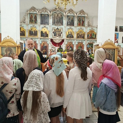 Воспитанники летнего лагеря «Улыбка» Шарангской средней школы совершили экскурсию в храм Пресвятой Живоначальной Троицы