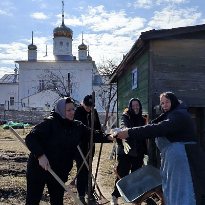 Волонтеры движения «Милосердие» совершили трудническую поездку Дальне-Давыдовский женский монастырь