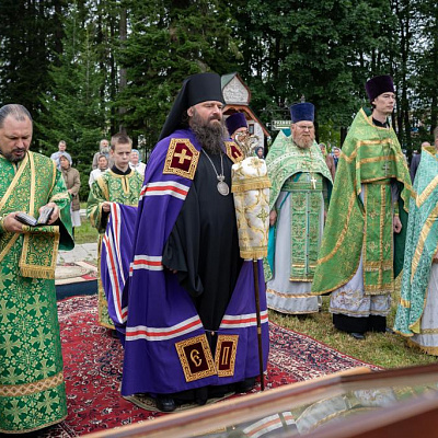 В день преставления преподобного Варнавы Ветлужского епископ Городецкий и Ветлужский Парамон совершил Божественную литургию на площади у одноименного храма р.п. Варнавино