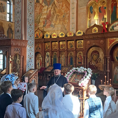 Помощник благочинного Автозаводского округа провел для школьников экскурсию по храму