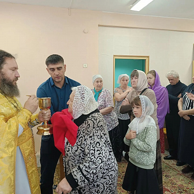 В молитвенной комнате при руинированном Петропавловском храме Борского благочиния совершена Божественная литургия