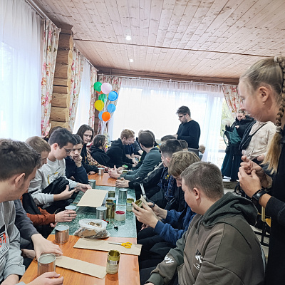 Активисты православной молодежи Балахнинского благочиния провели мастер-класс «Помощь СВО» для студентов
