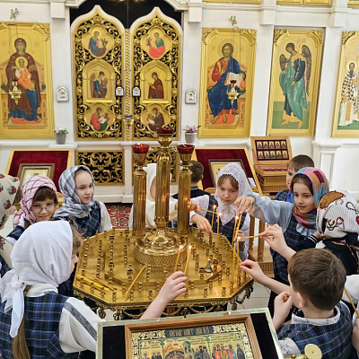 Учащиеся школы №1 г. Урень посетили с экскурсией храм в честь Трех Святелей г. Урень