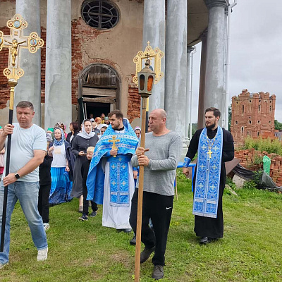 В Богородском благочинии состоялась Божественная литургия в восстанавливаемом Воскресенском храме села Подвязье