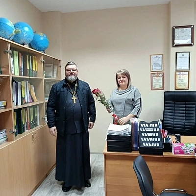 Настоятель храма Вознесения Господня в поселке Ковернино поздравил педагогов с Днем учителя
