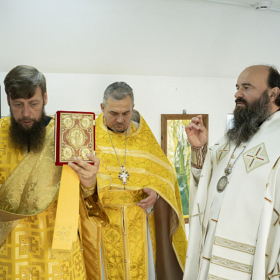 Епископ Городецкий и Ветлужский Парамон совершил Божественную литургию в Архиерейском подворье храма святых первоверховных апостолов Петра и Павла в г. Заволжье