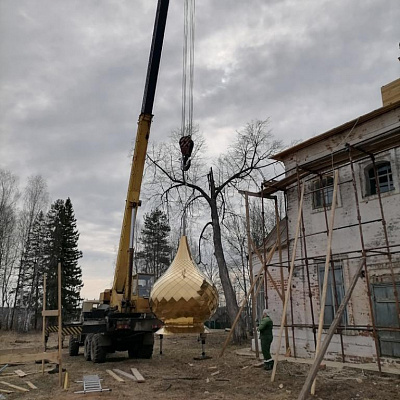 Освящение главного купола восстанавливающегося храма в д. Богоявление