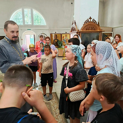 Воспитанники второй смены летнего лагеря «Улыбка» при Шарангской средней школе посетили храм Пресвятой Живоначальной Троицы