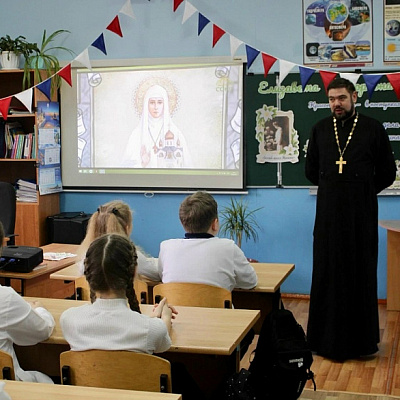 Настоятель храма в честь преподобного Серафима Саровского поселка Пижма провел урок «Разговоры о важном» в Лесозаводской школе