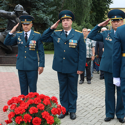 Клирик Автозаводского благочиния посетил мероприятия, посвященные Дню памяти погибших сотрудников пожарной охраны
