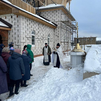 Освящение крестов и куполов в строящемся храме в честь Святого Духа в посёлке Тарасиха
