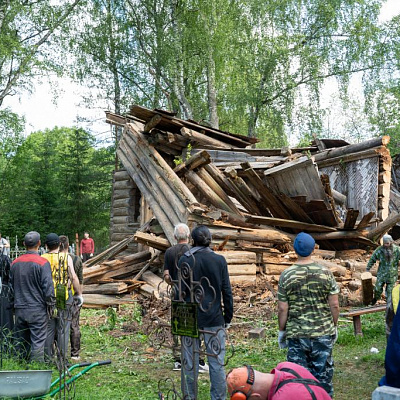 В д. Филоново состоялся субботник на территории кладбищенского руинированного храма Покрова Пресвятой Богородицы