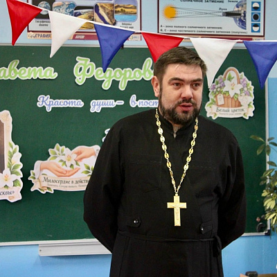 Настоятель храма в честь преподобного Серафима Саровского поселка Пижма провел урок «Разговоры о важном» в Лесозаводской школе