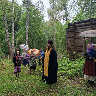 В молитвенной комнате при руинированном Петропавловском храме Борского благочиния совершена Божественная литургия