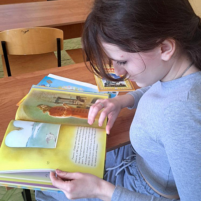 В рамках празднования Дня православной книги помощник благочинного Шарангского округа по молодежному служению провела с учащимися МБОУ Поздеевской ОШ литературную гостиную