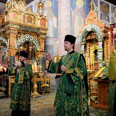 Сонм архипастырей Русской Православной Церкви совершил вечернее богослужение в Серафимо-Дивеевском монастыре