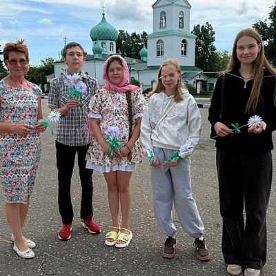 Добровольцы молодежного актива Шарангского благочиния поздравили жителей Шаранги с Днем семьи, любви и верности