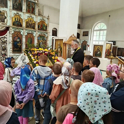 Воспитанники летнего лагеря «Улыбка» Шарангской средней школы совершили экскурсию в храм Пресвятой Живоначальной Троицы