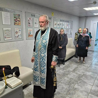 Священник Городецкого благочиния освятил помещение специализированного жилого дома