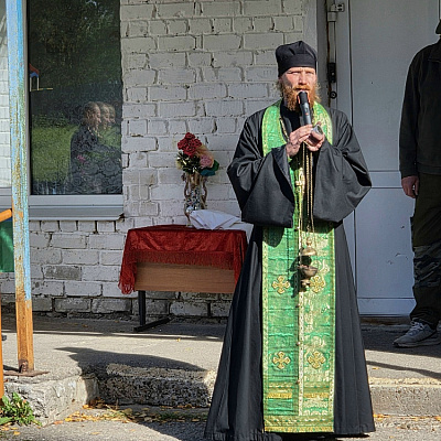 Настоятель Архиерейского подворья села Нестиары освятил памятную доску в честь героя СВО Сычева Алексея Сергеевича