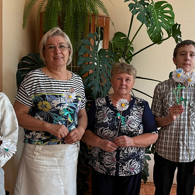Добровольцы молодежного актива Шарангского благочиния поздравили жителей Шаранги с Днем семьи, любви и верности