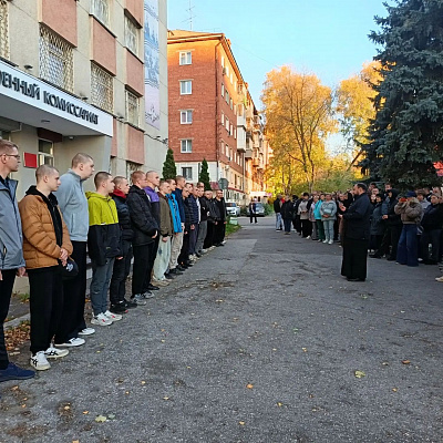 Помощник благочинного Нагорного округа напутствовал призывников перед отправкой на срочную военную службу