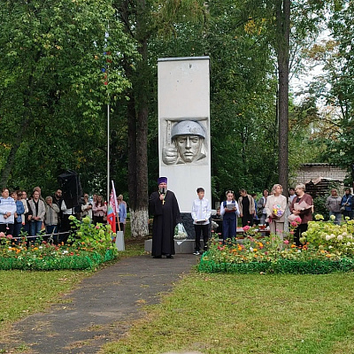 Настоятель храма Вознесения Господня в поселке Ковернино поздравил школьников с Днем знаний