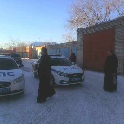 Клирик Воскресенского благочиния Нижегородской епархии провел духовную беседу с сотрудниками ГАИ и освятил их технику