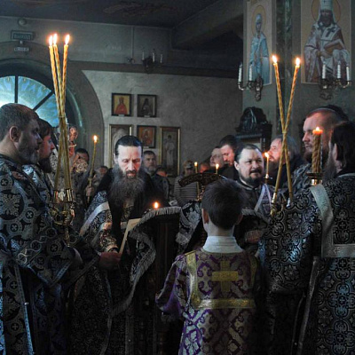 Епископ Августин совершил утреню Великого Пятка с чтением двенадцати Страстных Евангелий в Городецком Феодоровском мужском монастыре
