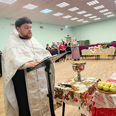 Помощник Воскресенского благочинного по миссионерской деятельности поздравил жителей поселка Шеманиха с праздником Преображения