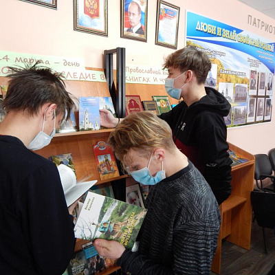 Обзор книжных выставок «Свет православной книги» и «По дорогам детства с православной книгой» в Тоншаеве