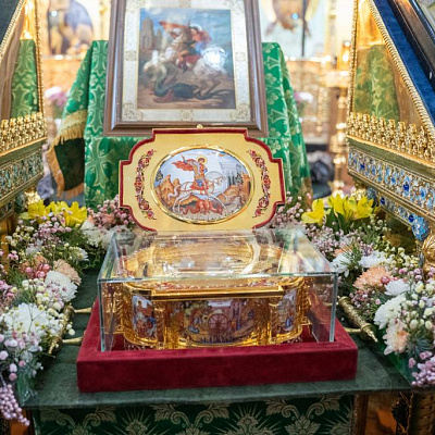 В храме Пресвятой Живоначальной Троицы г. Заволжье торжественно встретили ковчег с частицей честных мощей святого Георгия Победоносца