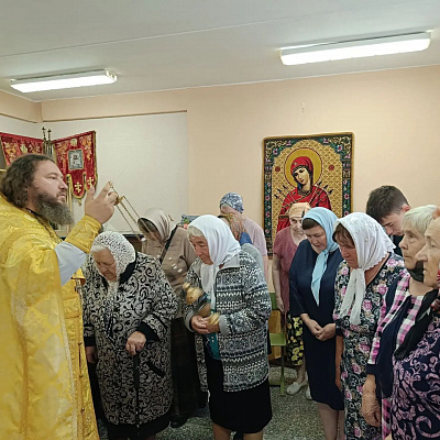 В молитвенной комнате при руинированном Петропавловском храме Борского благочиния совершена Божественная литургия