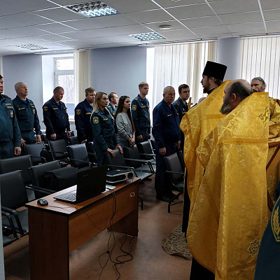 Благочинный Балахнинского округа совершил молебен для сотрудников МЧС
