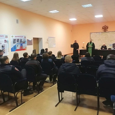 Клирик Воскресенского благочиния Нижегородской епархии провел духовную беседу с сотрудниками ГАИ и освятил их технику