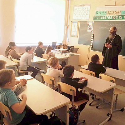 Священник Сокольского благочиния провел урок для школьников, посвященный празднику Покрова Пресвятой Богородицы