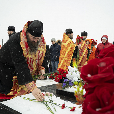 В день Радоницы епископ Городецкий и Ветлужский Парамон совершил литию по погибшим войнам СВО на «Аллее героев» Кудашихинского кладбища г. Городца
