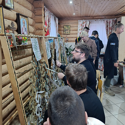 Активисты православной молодежи Балахнинского благочиния провели мастер-класс «Помощь СВО» для студентов