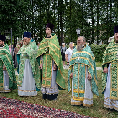 В день преставления преподобного Варнавы Ветлужского епископ Городецкий и Ветлужский Парамон совершил Божественную литургию на площади у одноименного храма р.п. Варнавино