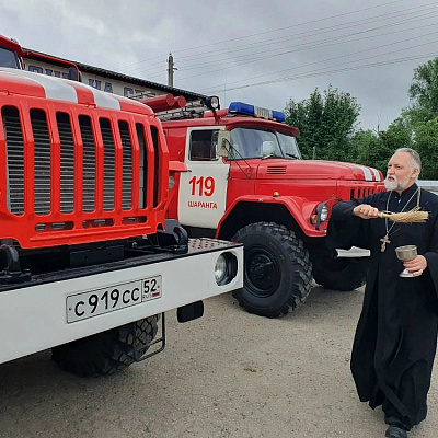 Настоятель храма Казанской иконы Божией Матери села Роженцово посетил пожарно-спасательную часть в поселке Шаранга