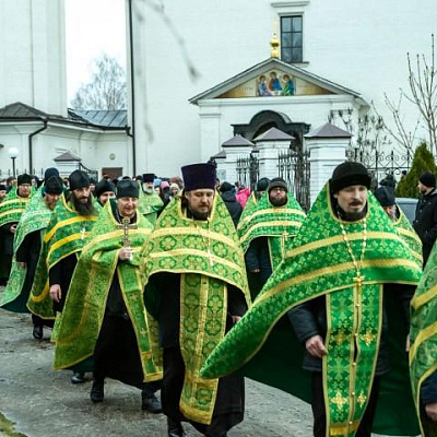 Епископ Городецкий и Ветлужский Августин возглавил традиционный Александро-Невский крестный ход по Городцу