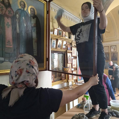 В храме Святой Великомученицы Екатерины состоялась предпасхальная уборка.