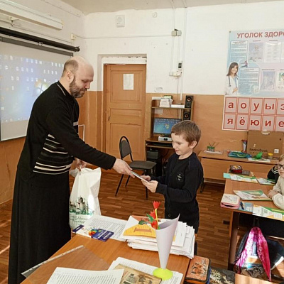 Настоятель храма в честь Успения Пресвятой Богородицы д. Понурово провел тематические занятия с учащимися младшего звена