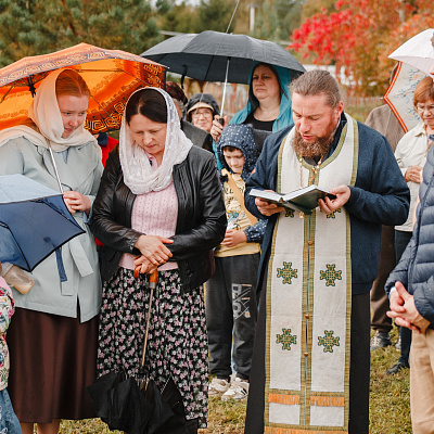 В деревне Зименки Богородского района на строящейся часовне были установлены купол и крест
