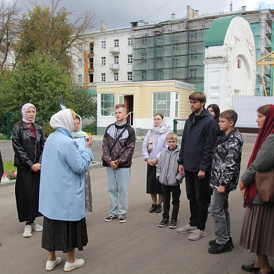 Православная молодежь Нижегородской епархии посетила Крестовоздвиженский женский монастырь в Нижнем Новгороде