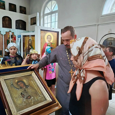 Воспитанники второй смены летнего лагеря «Улыбка» при Шарангской средней школе посетили храм Пресвятой Живоначальной Троицы