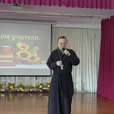 Настоятель храма Всех Святых поселка Сухобезводное поздравил педагогов с Днем учителя