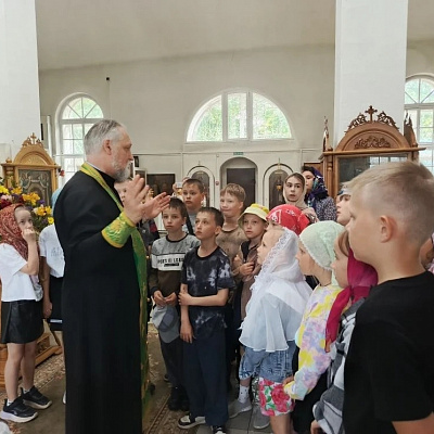 Воспитанники летнего лагеря «Улыбка» Шарангской средней школы совершили экскурсию в храм Пресвятой Живоначальной Троицы